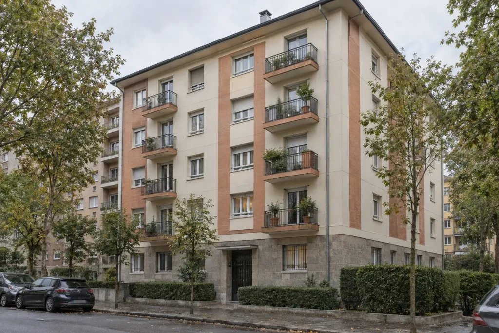 Propuesta de reparación de fisuras y renovación de fachada en un edificio de Vitoria-Gasteiz